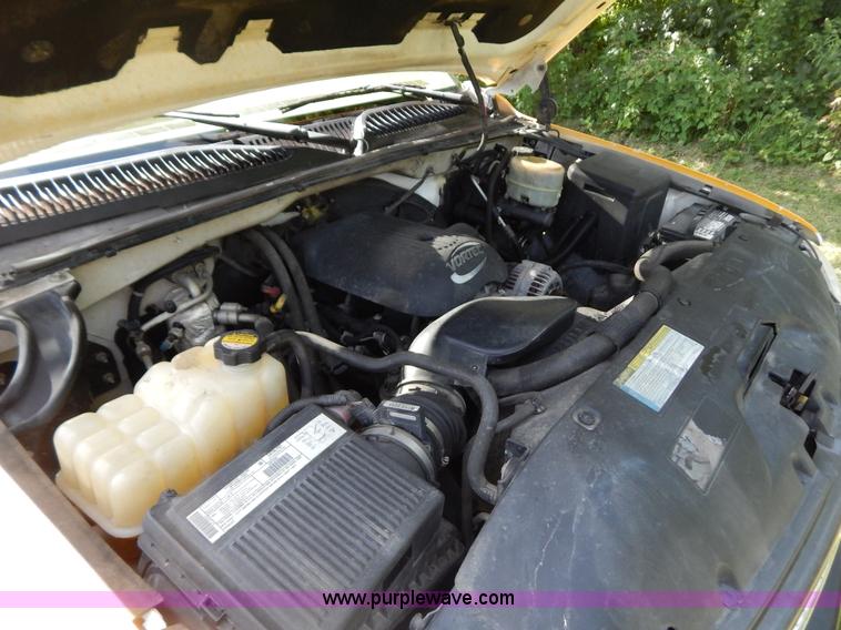 image for item G3499 2001 Chevrolet Silverado 3500 LS utility truck