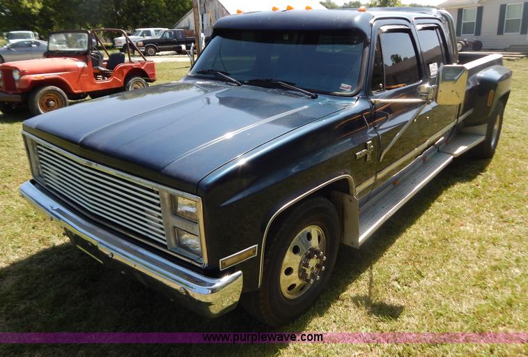 image for item G3500 1986 Chevrolet C30 pickup truck