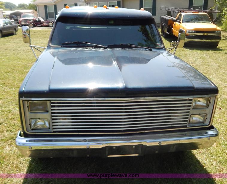image for item G3500 1986 Chevrolet C30 pickup truck