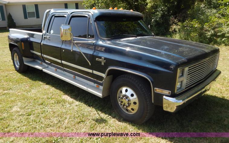 image for item G3500 1986 Chevrolet C30 pickup truck