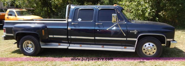 image for item G3500 1986 Chevrolet C30 pickup truck