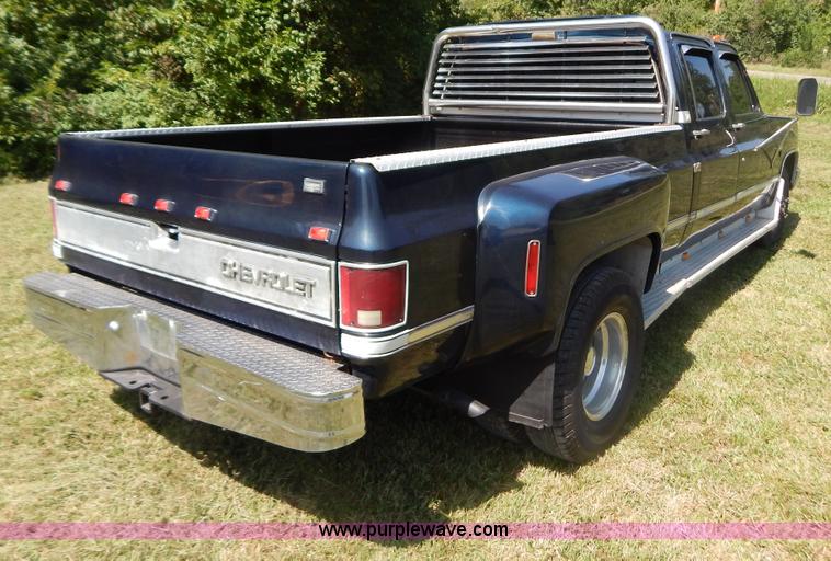 image for item G3500 1986 Chevrolet C30 pickup truck