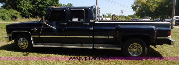 image for item G3500 1986 Chevrolet C30 pickup truck