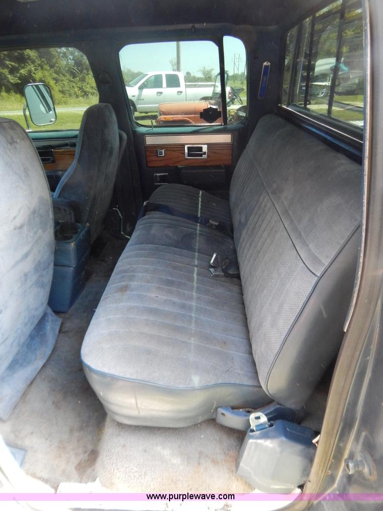 image for item G3500 1986 Chevrolet C30 pickup truck