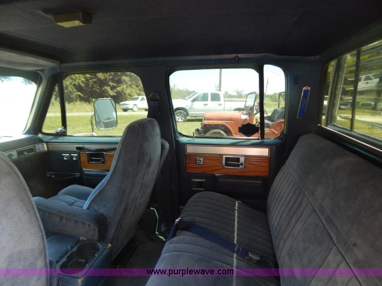 image for item G3500 1986 Chevrolet C30 pickup truck