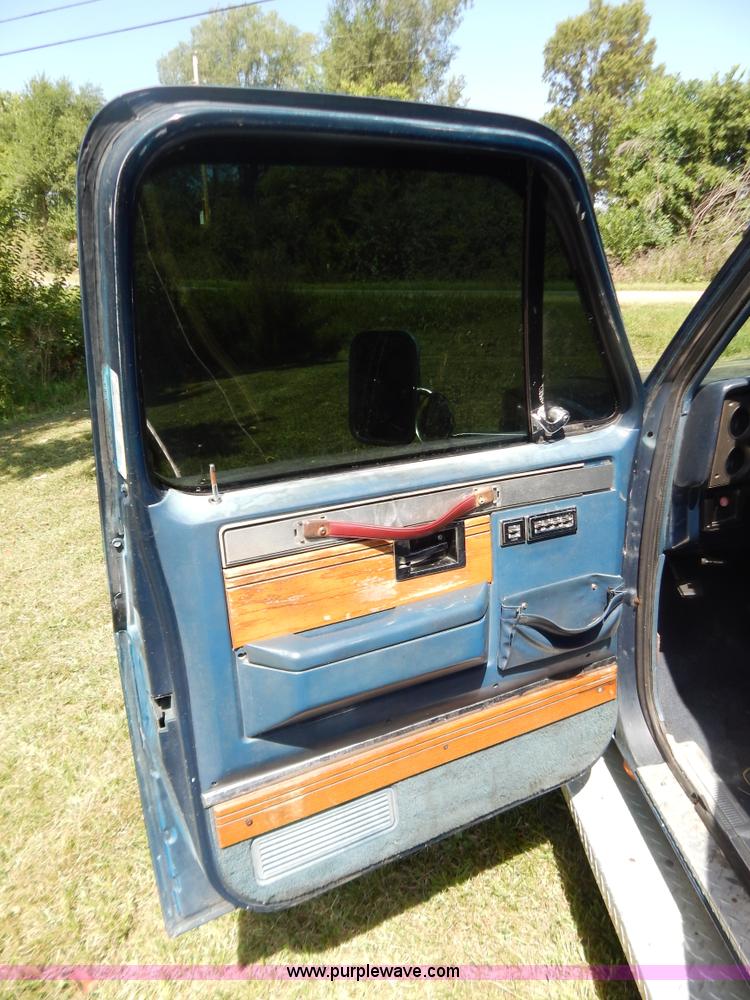 image for item G3500 1986 Chevrolet C30 pickup truck