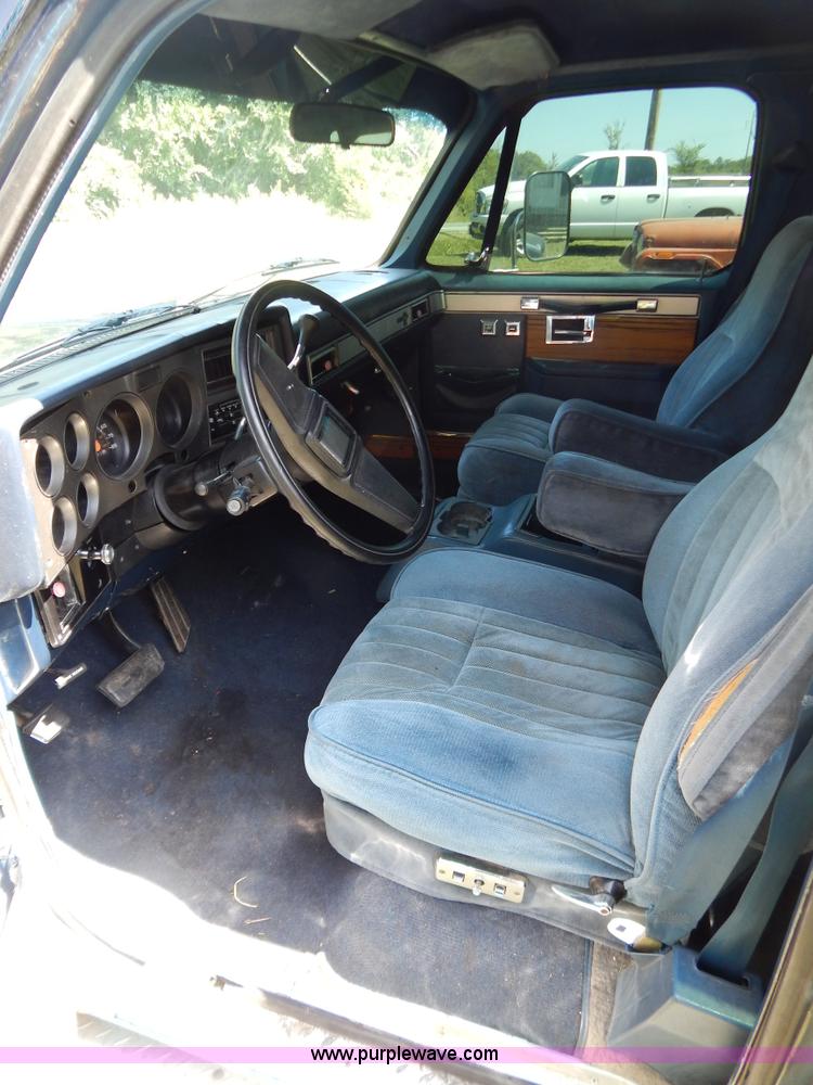 image for item G3500 1986 Chevrolet C30 pickup truck