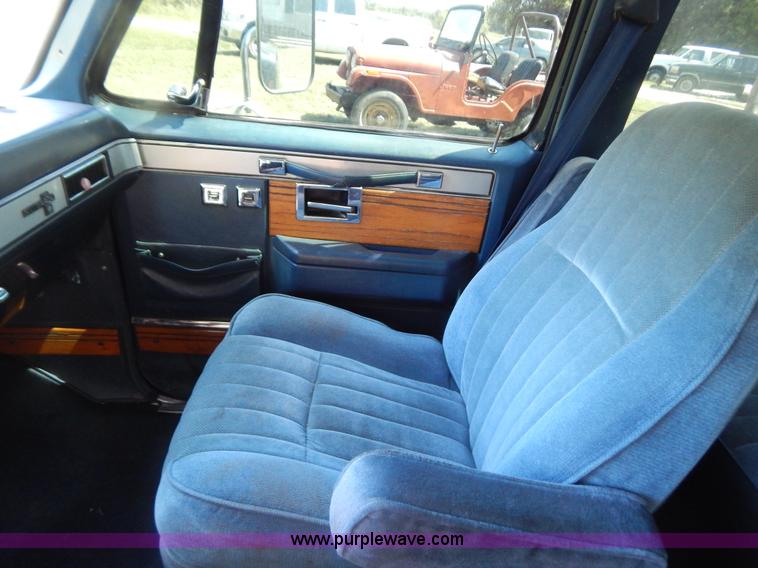 image for item G3500 1986 Chevrolet C30 pickup truck