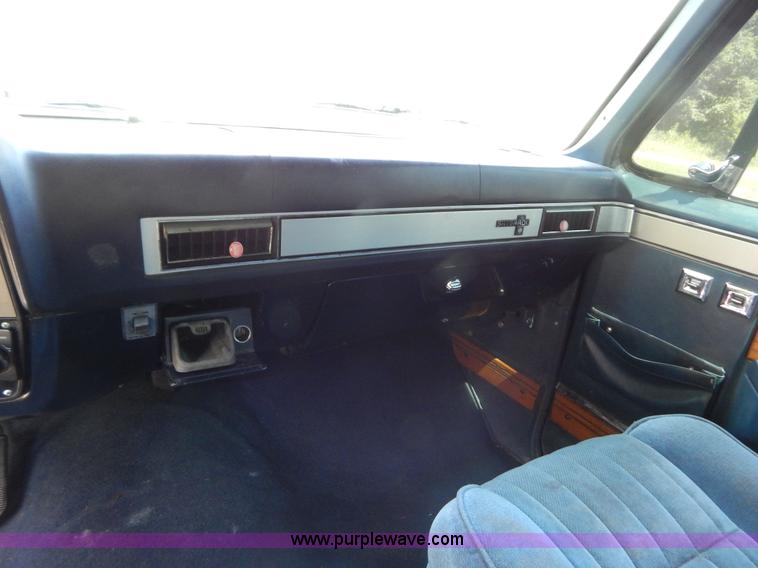 image for item G3500 1986 Chevrolet C30 pickup truck