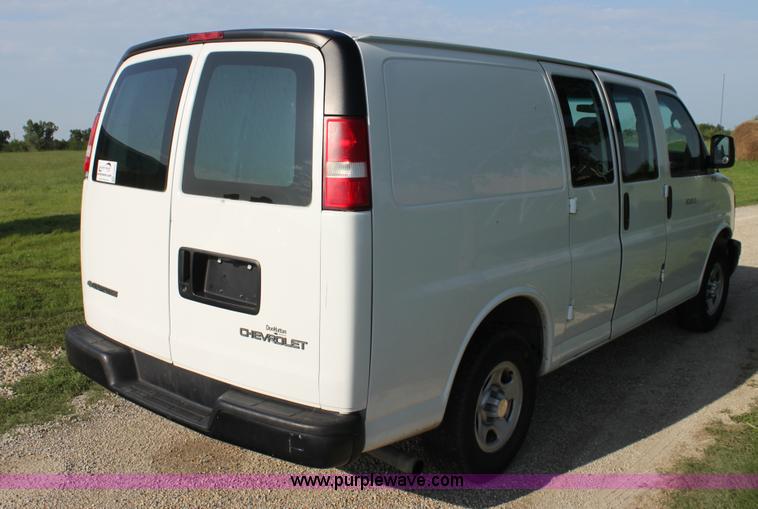 image for item G4050 2004 Chevrolet Express 1500 van