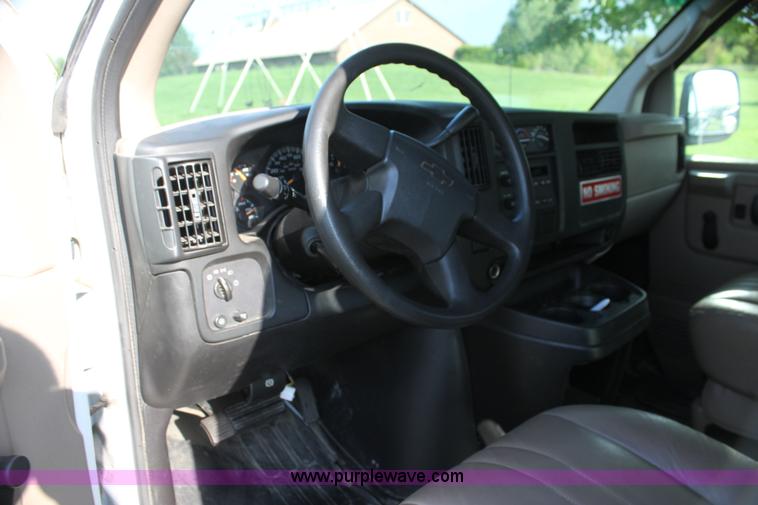 image for item G4050 2004 Chevrolet Express 1500 van