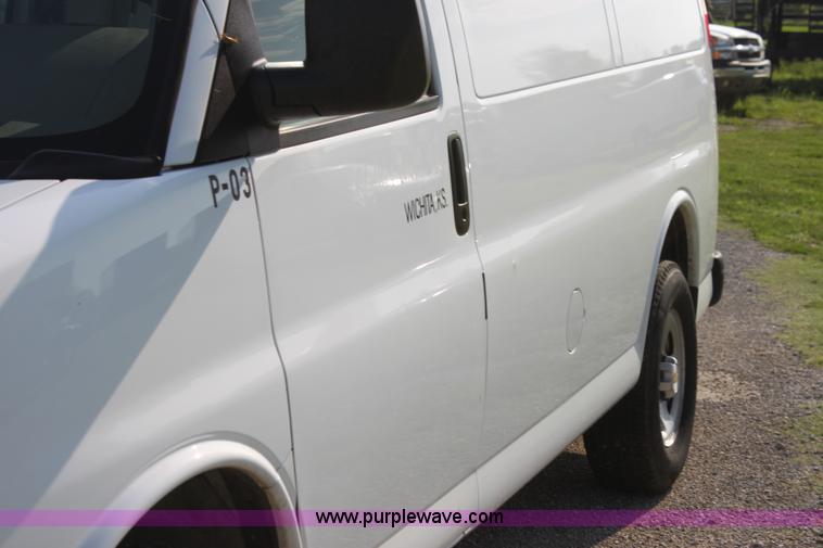 image for item G4050 2004 Chevrolet Express 1500 van