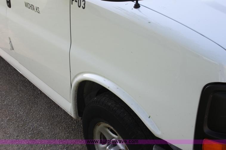 image for item G4050 2004 Chevrolet Express 1500 van