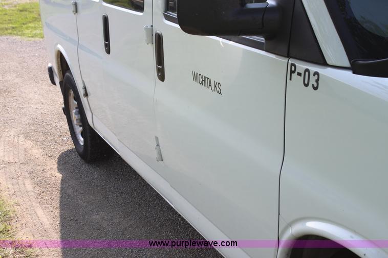 image for item G4050 2004 Chevrolet Express 1500 van