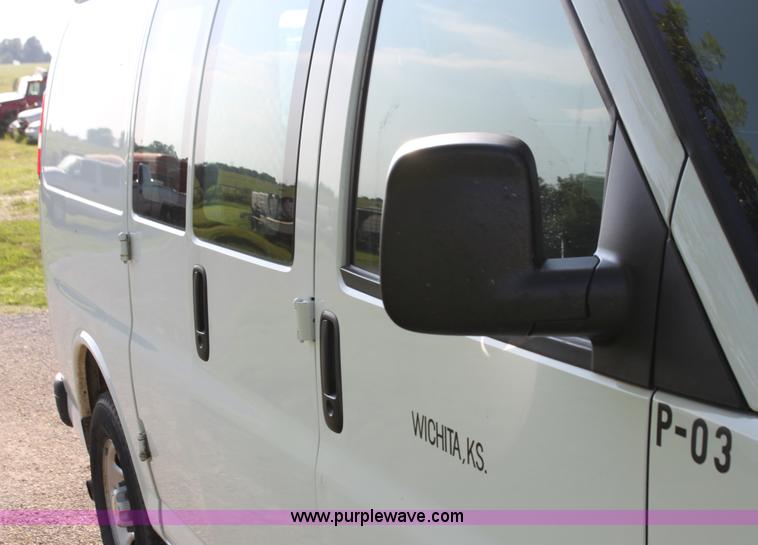 image for item G4050 2004 Chevrolet Express 1500 van