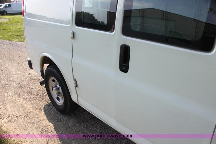 image for item G4050 2004 Chevrolet Express 1500 van