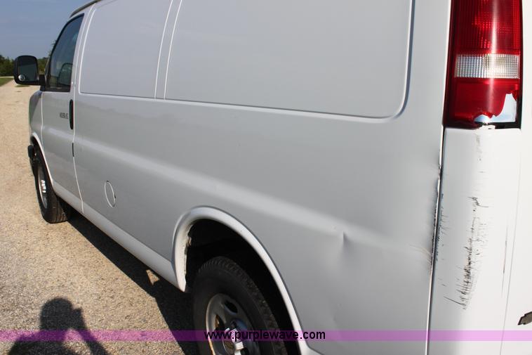 image for item G4050 2004 Chevrolet Express 1500 van