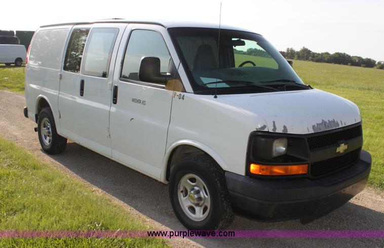 image for item G4051 2004 Chevrolet Express 1500 van