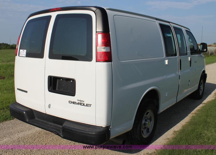 image for item G4051 2004 Chevrolet Express 1500 van