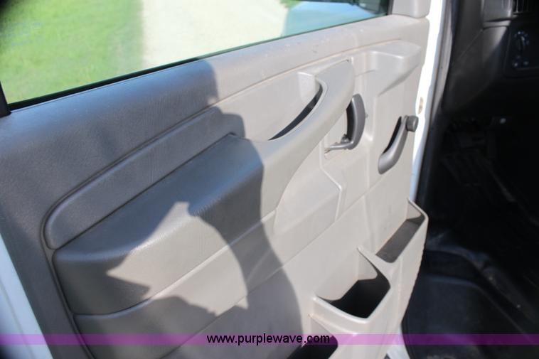 image for item G4051 2004 Chevrolet Express 1500 van