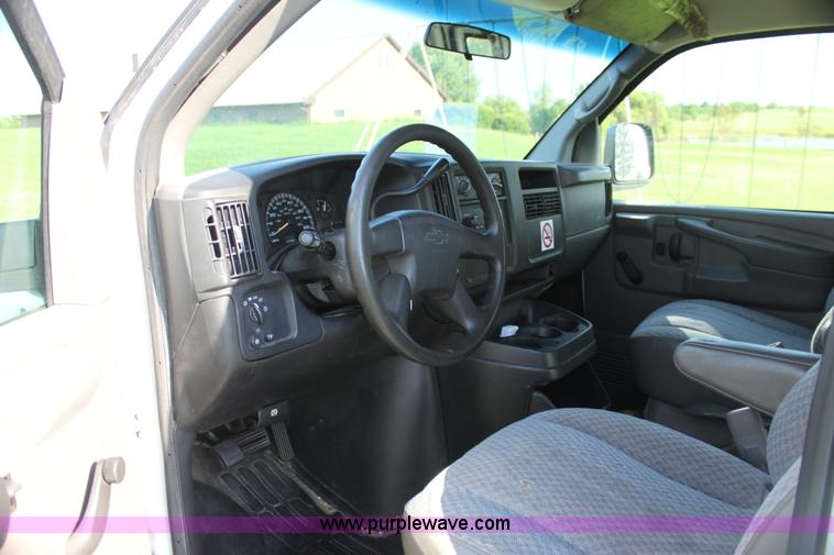 image for item G4051 2004 Chevrolet Express 1500 van