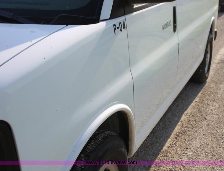 image for item G4051 2004 Chevrolet Express 1500 van