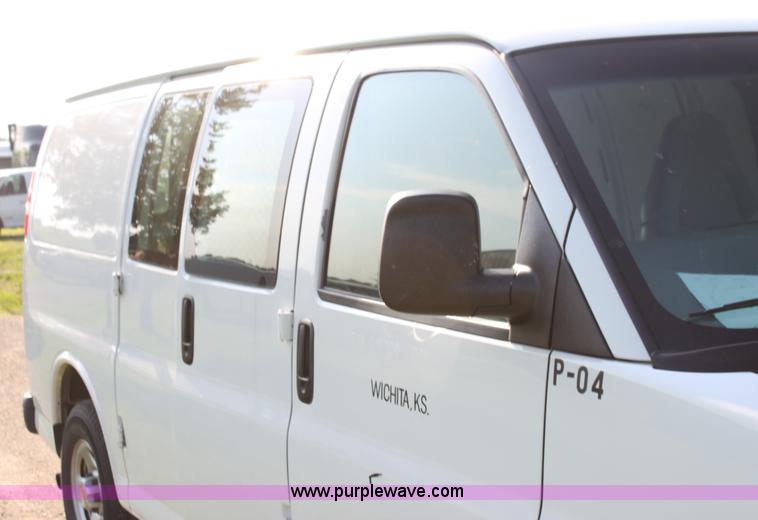 image for item G4051 2004 Chevrolet Express 1500 van