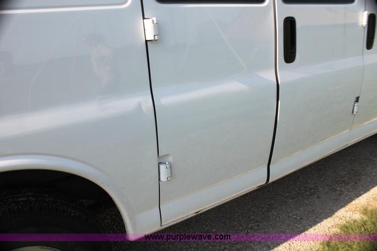 image for item G4051 2004 Chevrolet Express 1500 van