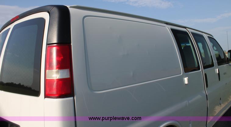 image for item G4051 2004 Chevrolet Express 1500 van