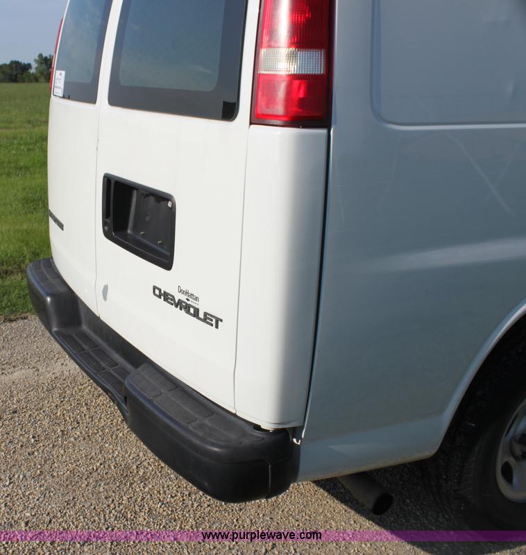 image for item G4051 2004 Chevrolet Express 1500 van