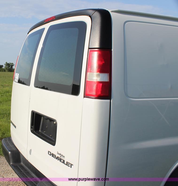 image for item G4051 2004 Chevrolet Express 1500 van