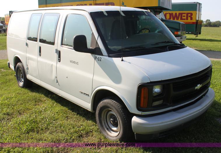 image for item G4052 2001 Chevrolet Express 1500 van