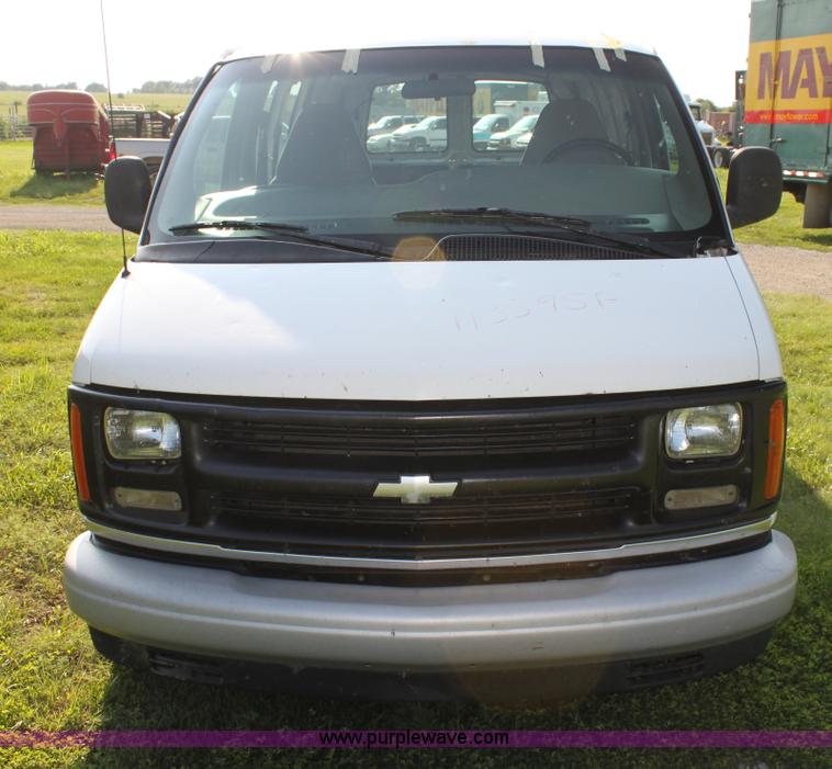 image for item G4052 2001 Chevrolet Express 1500 van