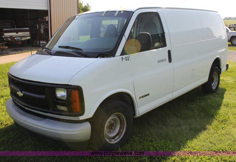 image for item G4052 2001 Chevrolet Express 1500 van