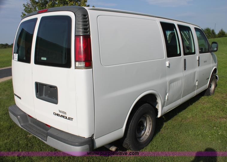 image for item G4052 2001 Chevrolet Express 1500 van
