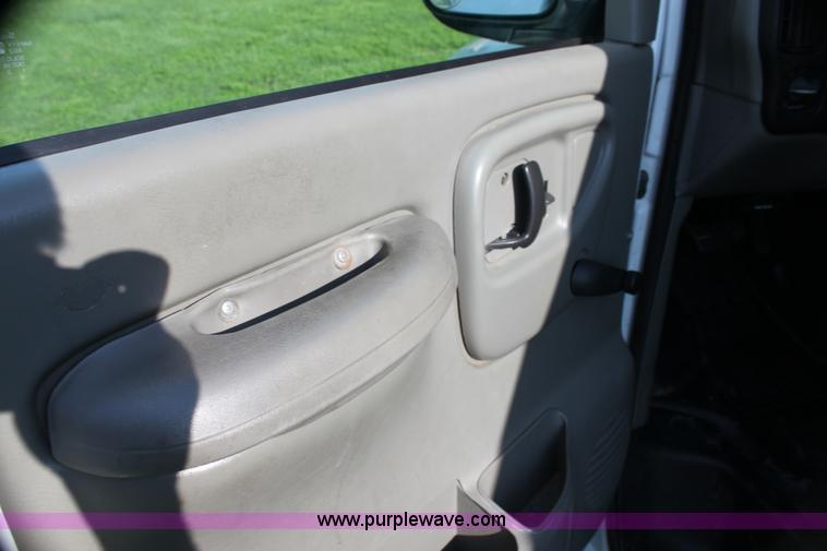 image for item G4052 2001 Chevrolet Express 1500 van