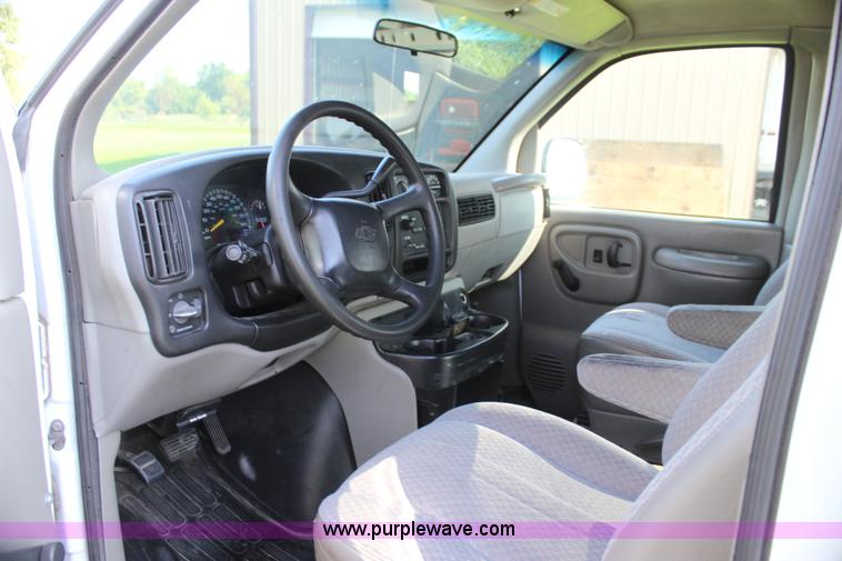 image for item G4052 2001 Chevrolet Express 1500 van