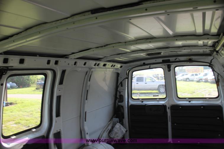 image for item G4052 2001 Chevrolet Express 1500 van