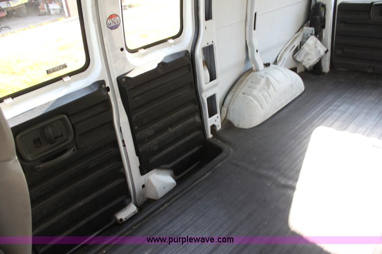 image for item G4052 2001 Chevrolet Express 1500 van