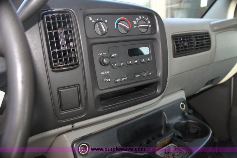 image for item G4052 2001 Chevrolet Express 1500 van