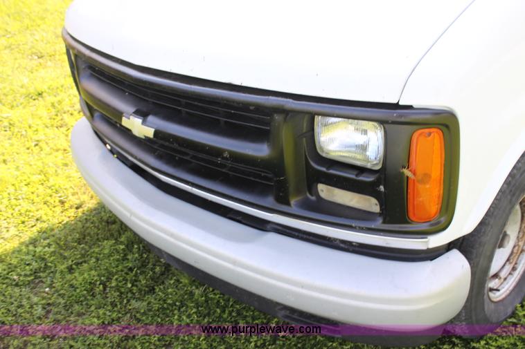 image for item G4052 2001 Chevrolet Express 1500 van