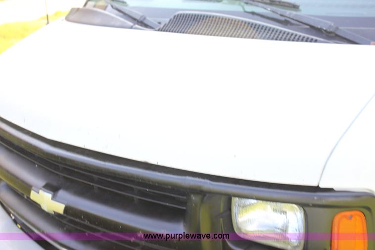 image for item G4052 2001 Chevrolet Express 1500 van