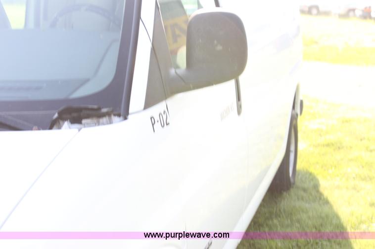 image for item G4052 2001 Chevrolet Express 1500 van