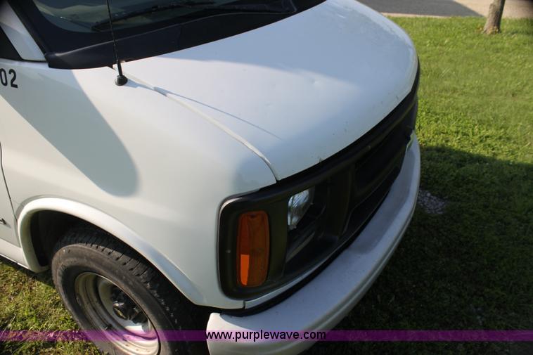image for item G4052 2001 Chevrolet Express 1500 van