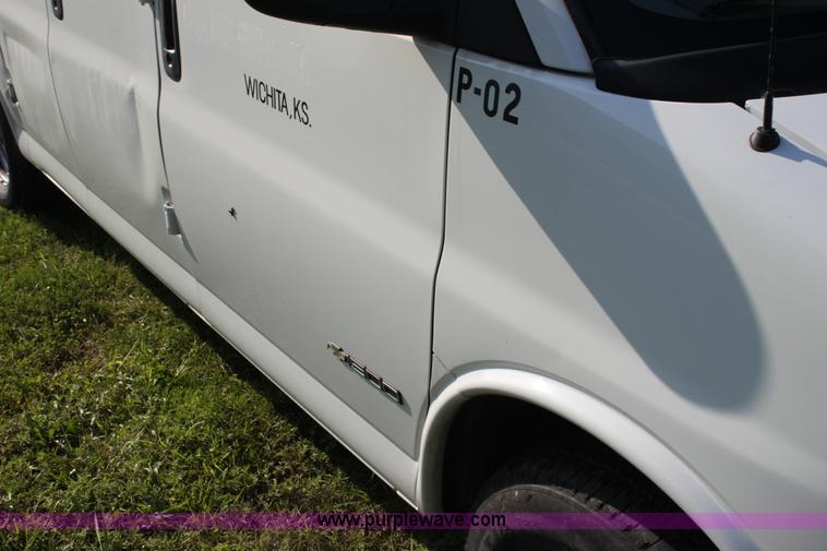 image for item G4052 2001 Chevrolet Express 1500 van