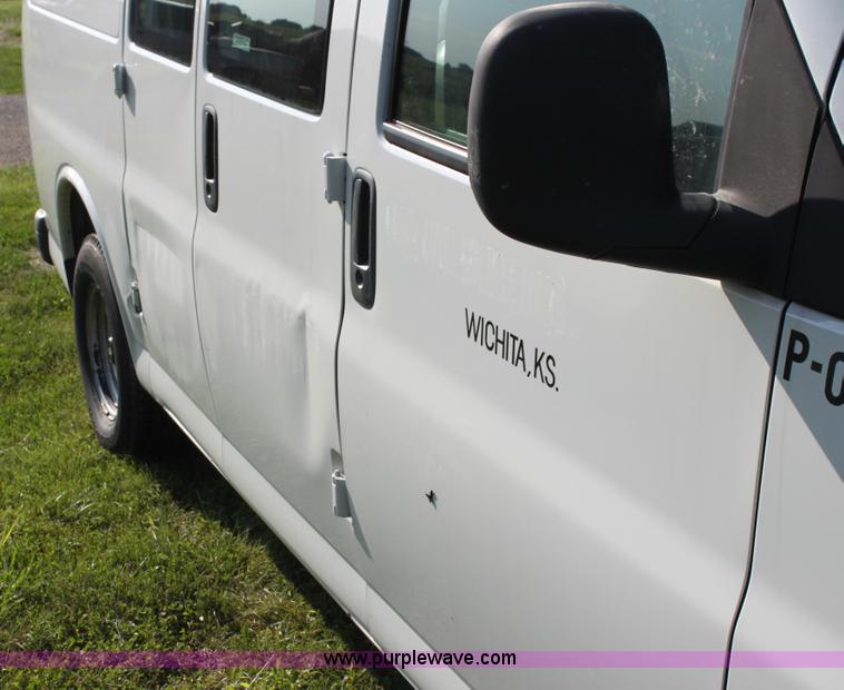 image for item G4052 2001 Chevrolet Express 1500 van