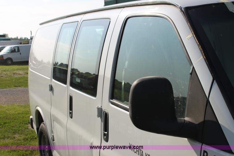 image for item G4052 2001 Chevrolet Express 1500 van