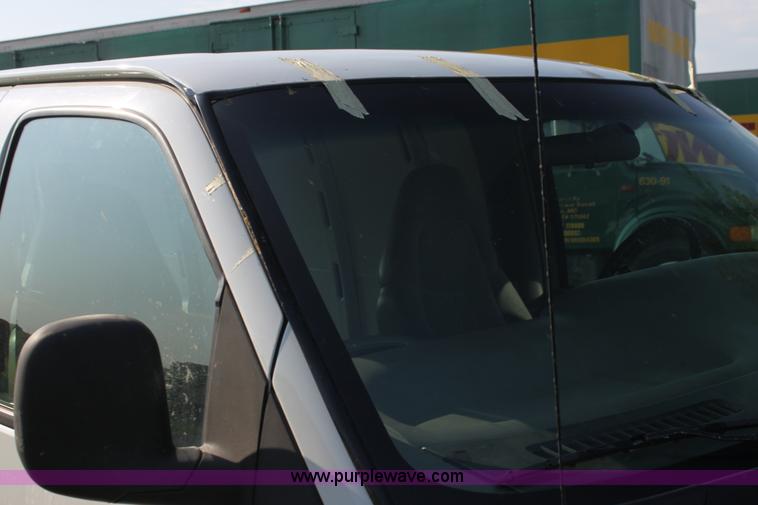 image for item G4052 2001 Chevrolet Express 1500 van