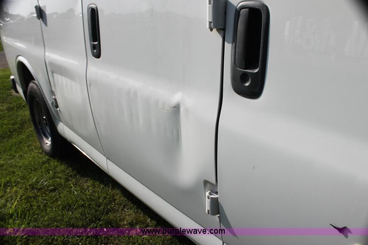 image for item G4052 2001 Chevrolet Express 1500 van