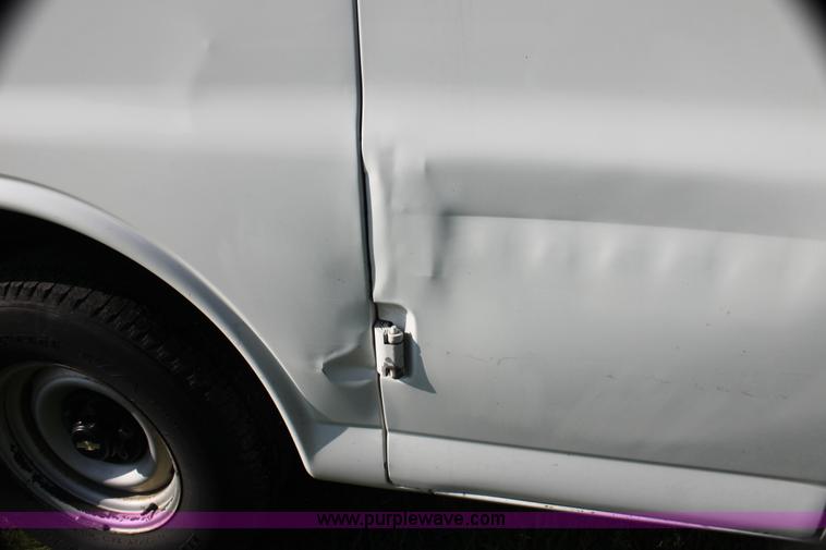 image for item G4052 2001 Chevrolet Express 1500 van